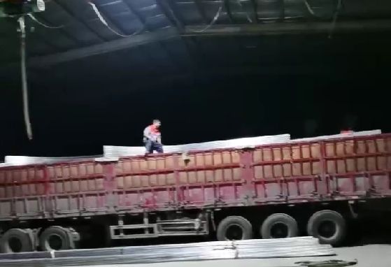 天黑了，發(fā)貨裝車依然加班進行中，服務(wù)好更多的客戶